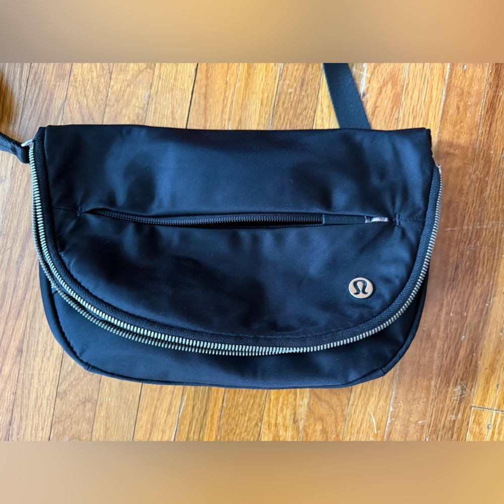 lululemon Black and silver Crossbody Bag Sleek Modern Design - Festival bag